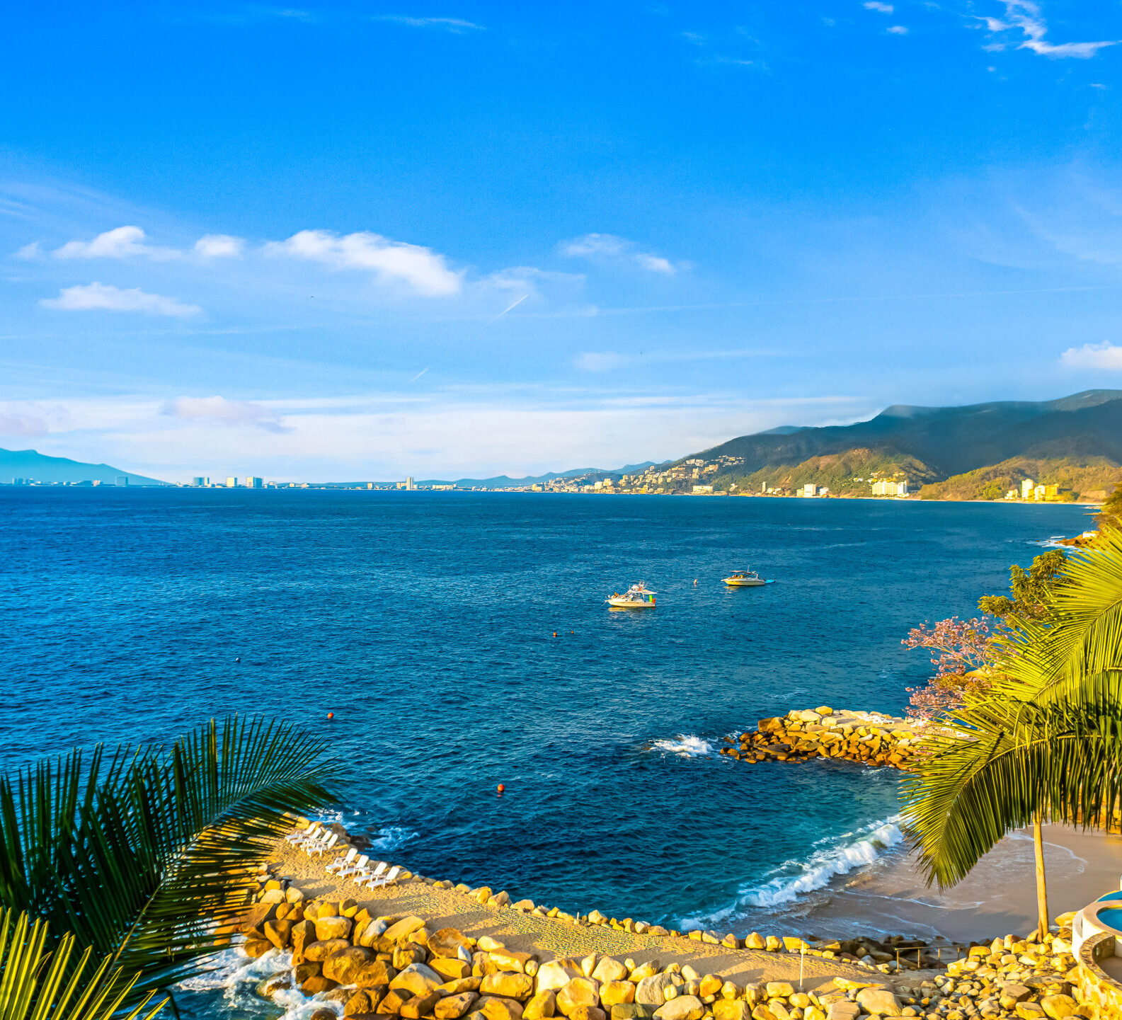 SDM Arco Major 4-37 Panoramic view of the ocean and coastline framed by tropical palm trees and rocky shorelines.