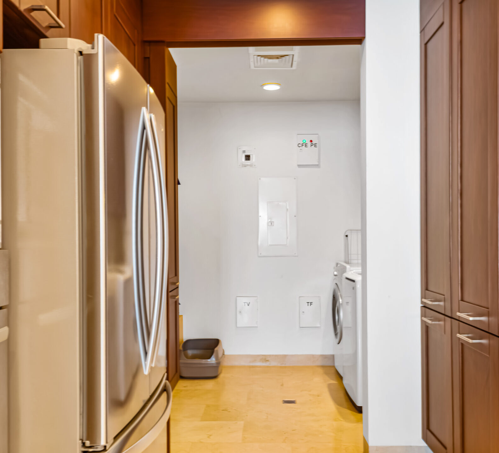 SDM Arco Major 4-39 Laundry room with built-in appliances, storage cabinets, and a utility sink.