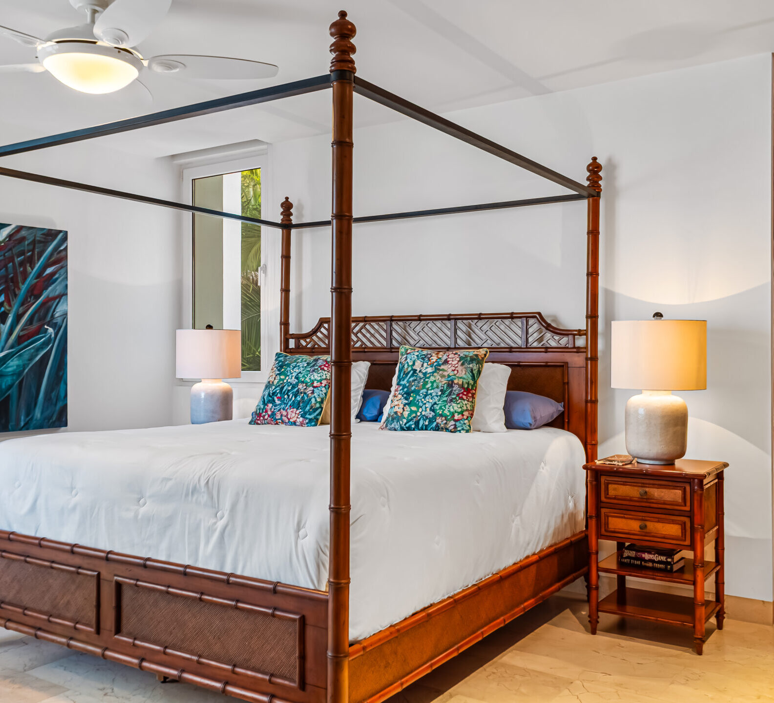 SDM Arco Major 4-40 Primary bedroom with a four-poster bed, tropical artwork, and warm wood furnishings.